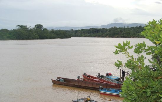 Venezolanos emigran a Guyana en bote en busca de un mejor futuro