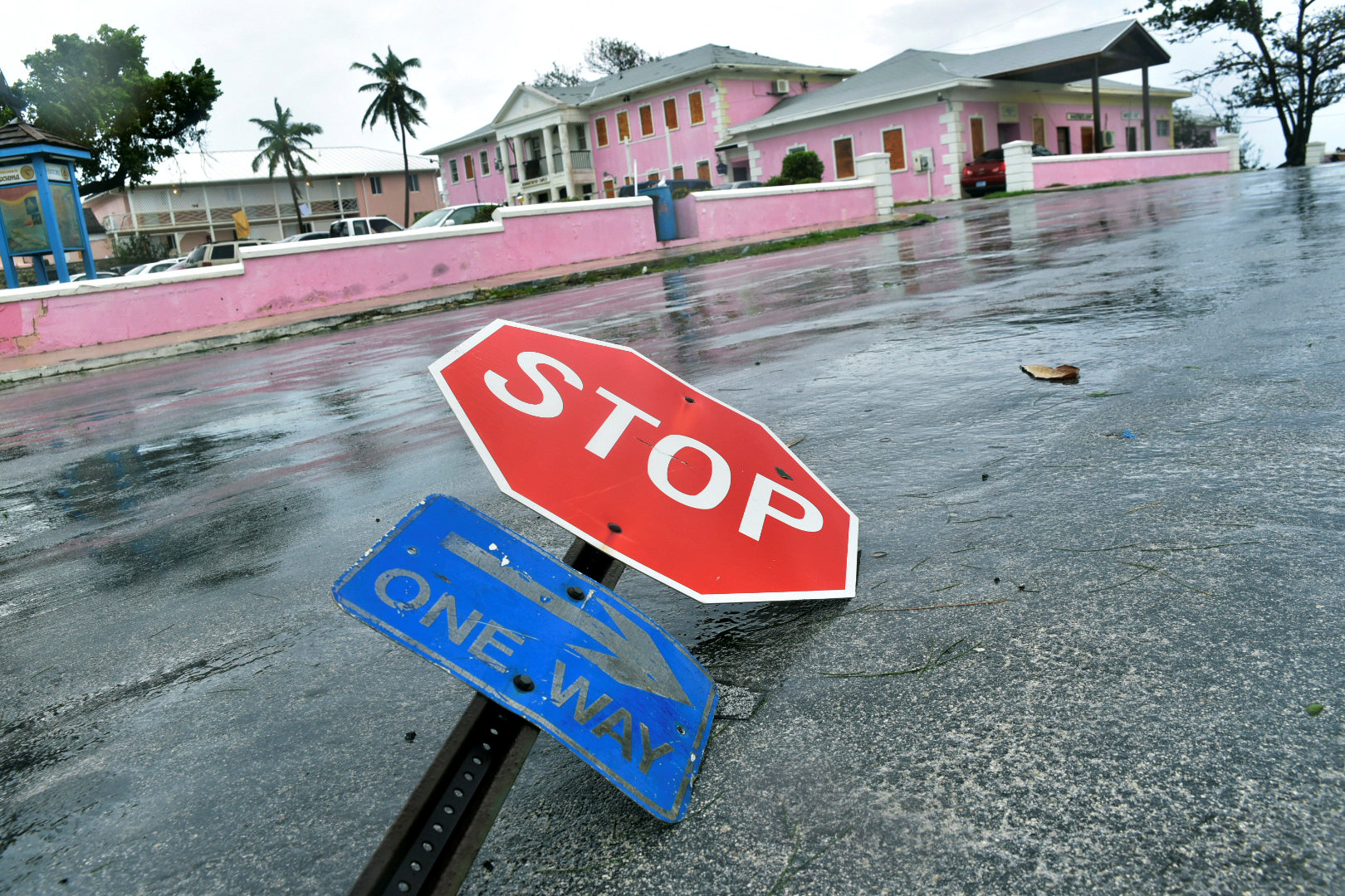Bahamas trata de recuperar la normalidad con su principal aeropuerto cerrado