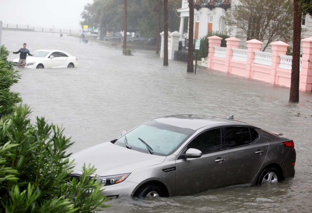 2016-10-08T150131Z_1173368116_S1BEUFUROLAA_RTRMADP_3_STORM-MATTHEW-USA