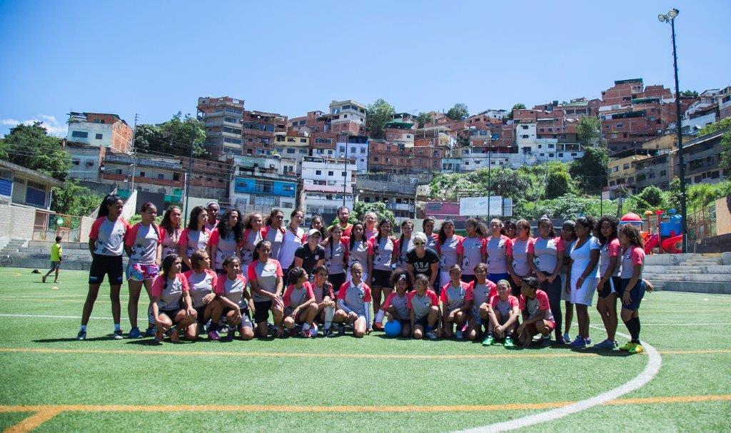 Niñas y jóvenes participaron en clínicas de fútbol dirigidas por profesionales estadounidenses