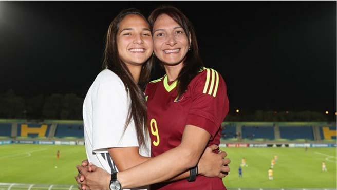 Yrene Naujenis disfruta cada gol de su hija Deyna