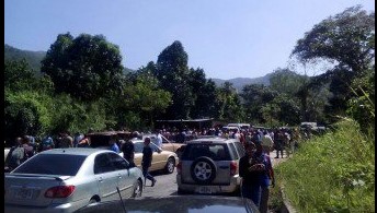 Trancan carretera Cumaná – Guanta para exigir alimentos #17Oct