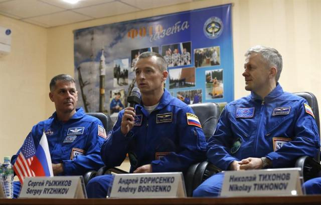  Los miembros de la expedición 49/50 de la Estación Espacial Internacional (EEI), el astronauta estadounidense de la NASA Shane Kimbrough (i-d) y los cosmonautas rusos Sergey Ryzhikov y Andrey Borisenko comparecen en una rueda de prensa en el cosmódromo de Baikonur (foto EFE)