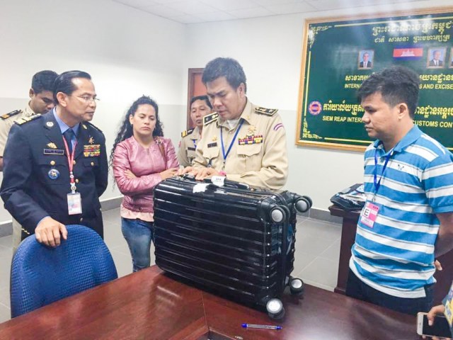 Nabelis Del Carmen Garcia Guillen tenía más de un kilo de cocaína en su maleta (Foto khmertimeskh.com)