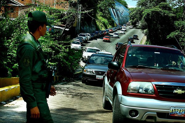 Denuncian que efectivos del Ejército cobran “vacuna” por el combustible en Táchira
