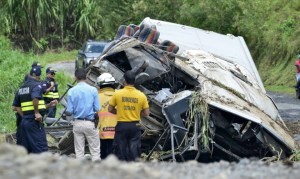 Se elevó a 13 la cifra de fallecidos en un accidente de autobús en Costa Rica (Fotos)