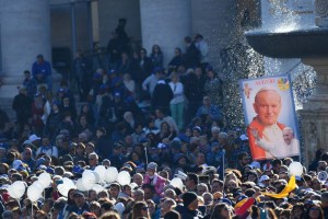 Unas 100.000 personas en el Vaticano para el día de San Juan Pablo II
