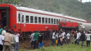 Al menos 70 muertos y más de 600 heridos al descarrilar un tren en Camerún