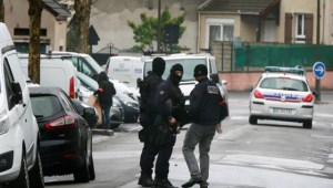 Tres ladrones armados con fusiles obligan a evacuar centro comercial belga