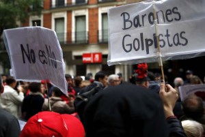 Centenares de personas piden el “no” a Rajoy frente a sede del PSOE en Madrid