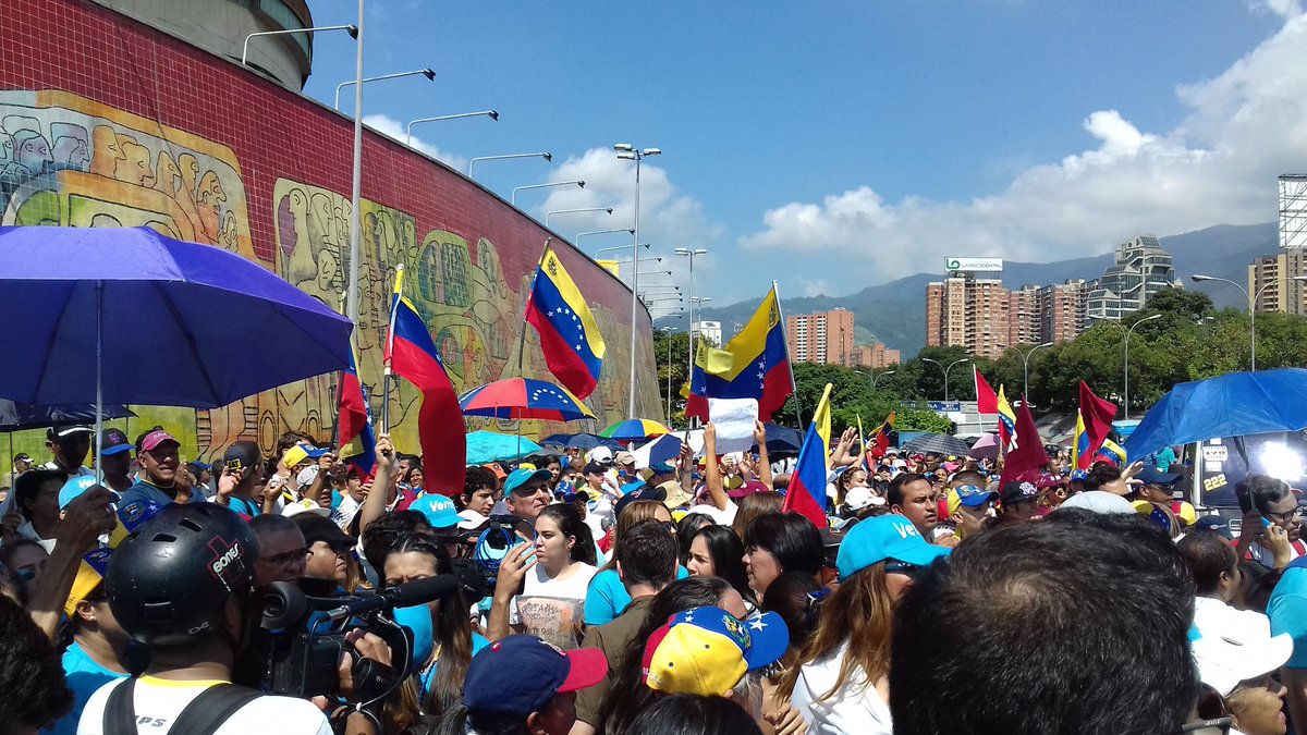 Estudiantes llegan a Plaza Venezuela #VamosPaLaAutopista (videos)