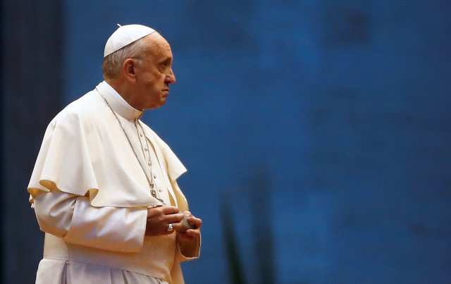 El Papa Francisco durante una vigilia en la Plaza de San Pedro, en el Vaticano. 8 de octubre de 2016. El presidente venezolano Nicolás Maduro realizó un visita no anunciada al Vaticano el lunes donde conversó con el Papa Francisco, quien le pidió que abra un diálogo para resolver la crisis por la que atraviesa el país petrolero. REUTERS/Tony Gentile