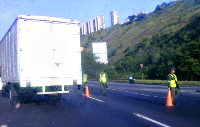 Foto: Habilitan un canal en la autopista GMA / twitter