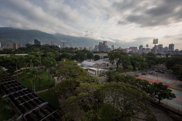 CAR01. CARACAS (VENEZUELA), 28/10/2016.- Vista de la Universidad Central de Venezuela hoy, viernes 28 de octubre de 2016, en Caracas (Venezuela). El paro general de 12 horas convocado por la oposición venezolana se cumple a medias en el país pues tanto las entidades bancarias como algunos comercios y oficinas abrieron sus puertas, sin embargo, las principales vías se mostraron con mucho menos tráfico que el que se observa en un día laboral normal. EFE/MIGUEL GUTIÈRREZ