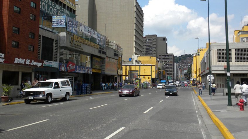 Hallan a recién nacido dentro de un bolso en la avenida Lecuna