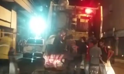 VIDEO exclusivo: Mientras Venezuela “cena” diálogo, jóvenes buscan restos de comida en camión de basura