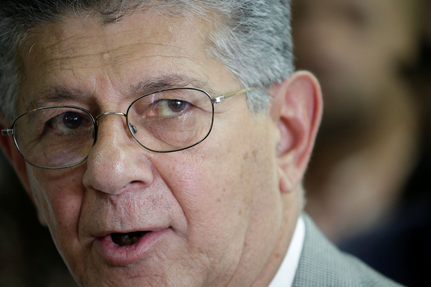 Realizan revisión exhaustiva a equipaje de Ramos Allup en Maiquetía