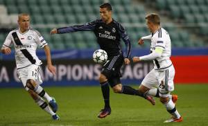 Real Madrid empata en visita al Legia en Liga de Campeones
