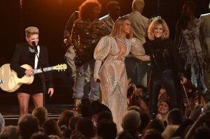 Beyoncé actúa por sorpresa en premios de música country