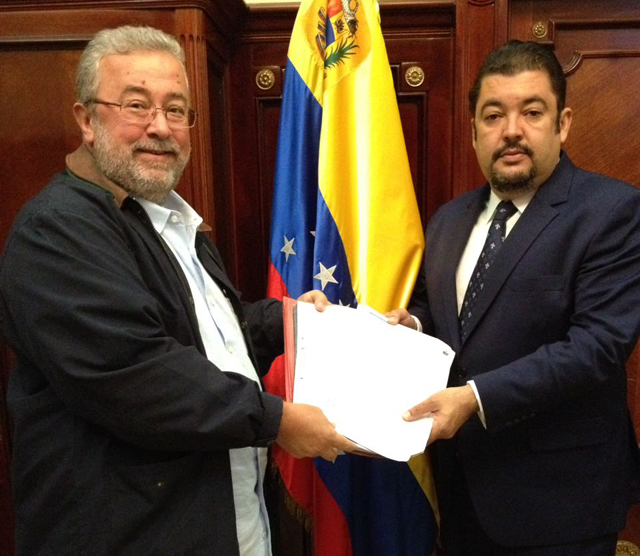 Antonio Goncalves entrega documentos en defensa de Warner Jiménez a la mesa de diálogo