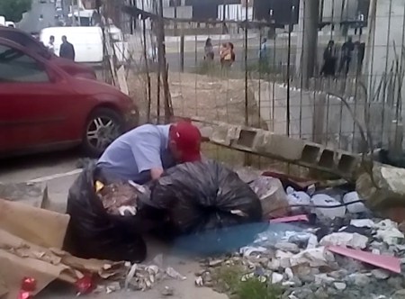 Alertan que aumento de personas buscando comida entre la basura ya no son indigentes (Video)