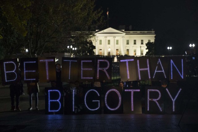 JL01. WASHINGTON (EE.UU.), 09/11/2016.- Un grupo de personas con un letrero que dice: "Mejor que el fanatismo" espera los resultados de los comicios presidenciales hoy, 9 de noviembre de 2016, a las afueras de la Casa Blanca en Washington (Estados Unidos). EFE/MICHAEL REYNOLDS