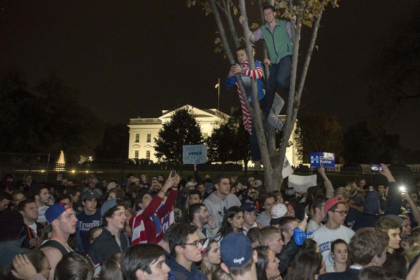 División e incredulidad frente a la Casa Blanca (fotos)