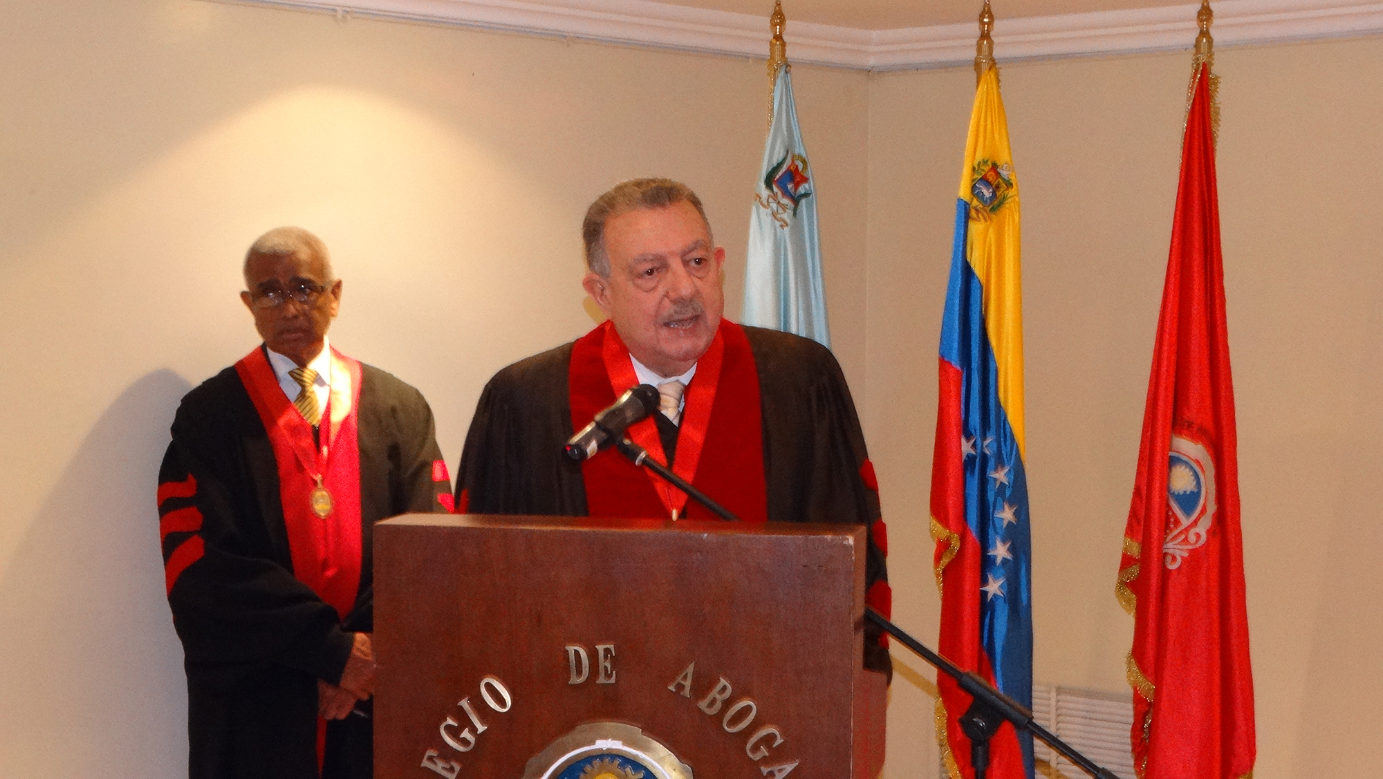 Juramentado rector de URU como presidente  de la Academia de Ciencias Jurídicas del Zulia