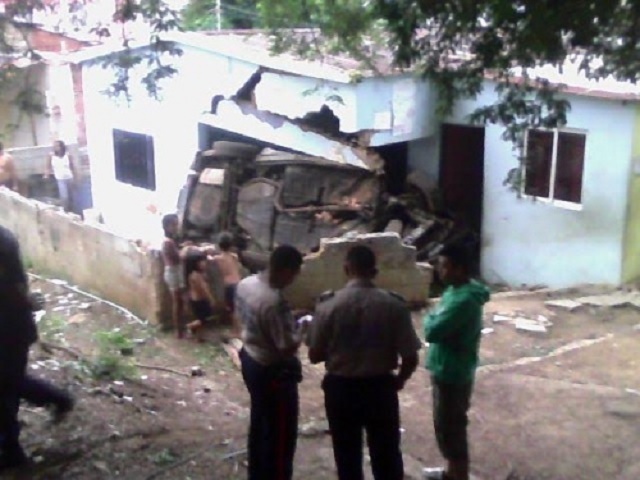 Chofer ebrio volcó su vehículo contra una casa en Maracaibo (Fotos)