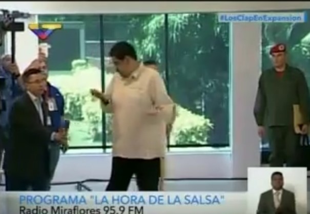 ¡Ahorita no, joven! Así Maduro rechazó el micrófono que le daba un asistente (VIDEO)