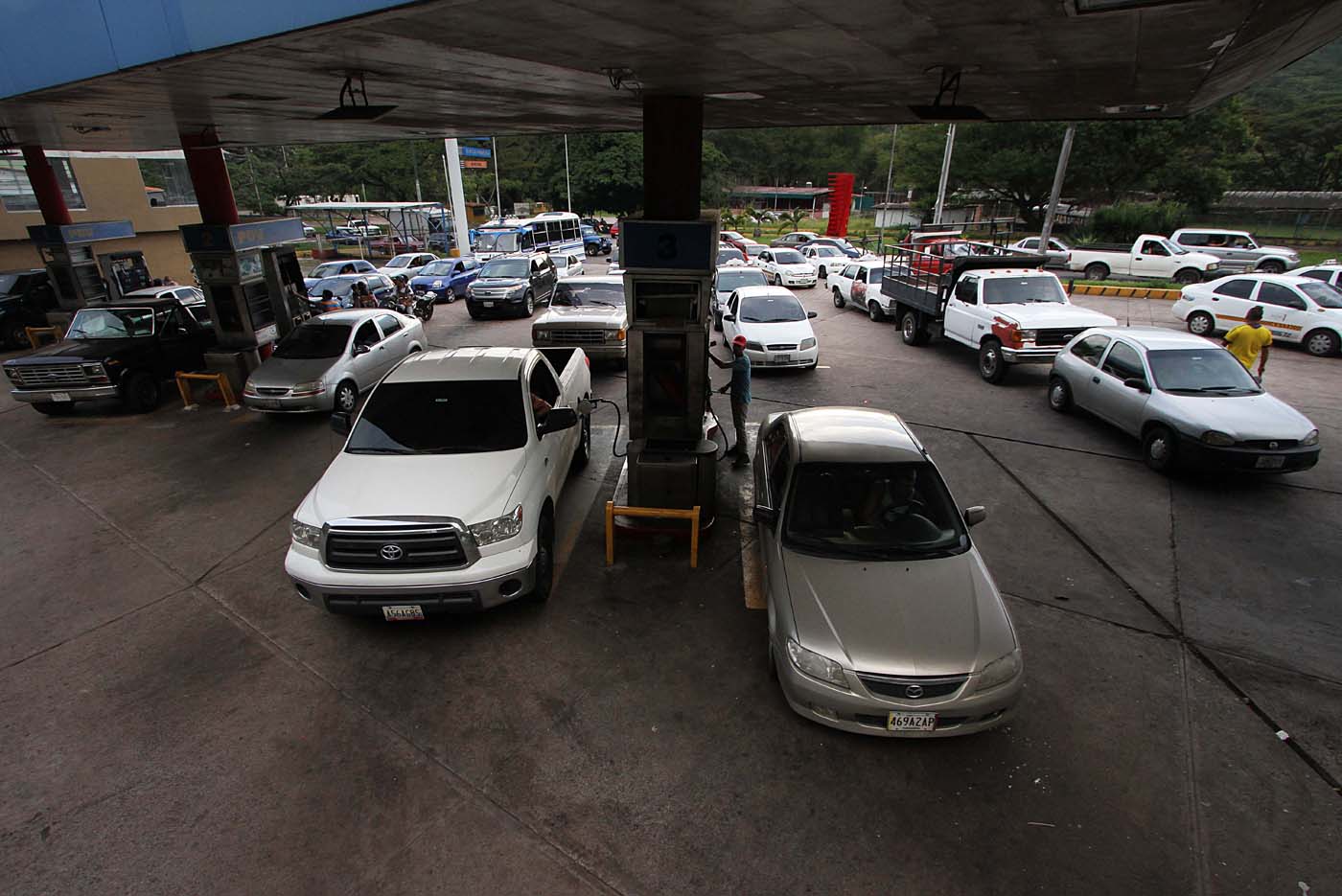 En Táchira continúan las largas colas para conseguir gasolina