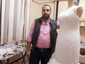 Las agujas sirias que cosen vestidos de novia en Egipto