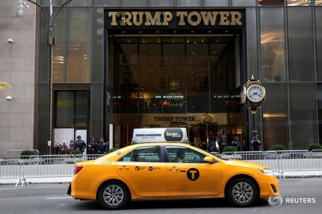 En la imagen, un taxi de la ciudad de Nueva York pasa frente a la Torre Trump
