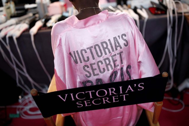 A model gets ready backstage before the Victoria's Secret Fashion Show at the Grand Palais in Paris, France, November 30, 2016. REUTERS/Benoit TessierFOR EDITORIAL USE ONLY. NOT FOR SALE FOR MARKETING OR ADVERTISING CAMPAIGNS