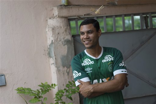 Helam Marinho Zampier Jr sonríe mientras habla de su hermano Neto, jugador del Chapecoense de Brasil que sobrevivió a un accidente de avión en Colombia en el que falleció la mayoría del equipo, en su casa en Río de Janeiro, Brasil, el 1 de diciembre de 2016. Por una parte, la familia siente que es un milagro que su hijo saliera con vida del siniestro, pero al mismo tiempo sufren por la muerte de 71 pasajeros. (AP Foto/Leo Correa)