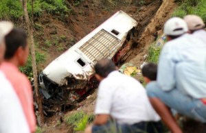 Al menos ocho muertos y 21 heridos tras accidente de autobús en Ecuador