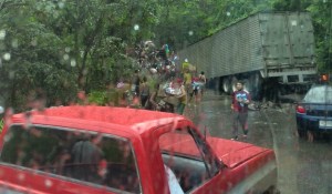 Saquearon “camión de ron” en la carretera Cumaná-Puerto La Cruz (Fotos)
