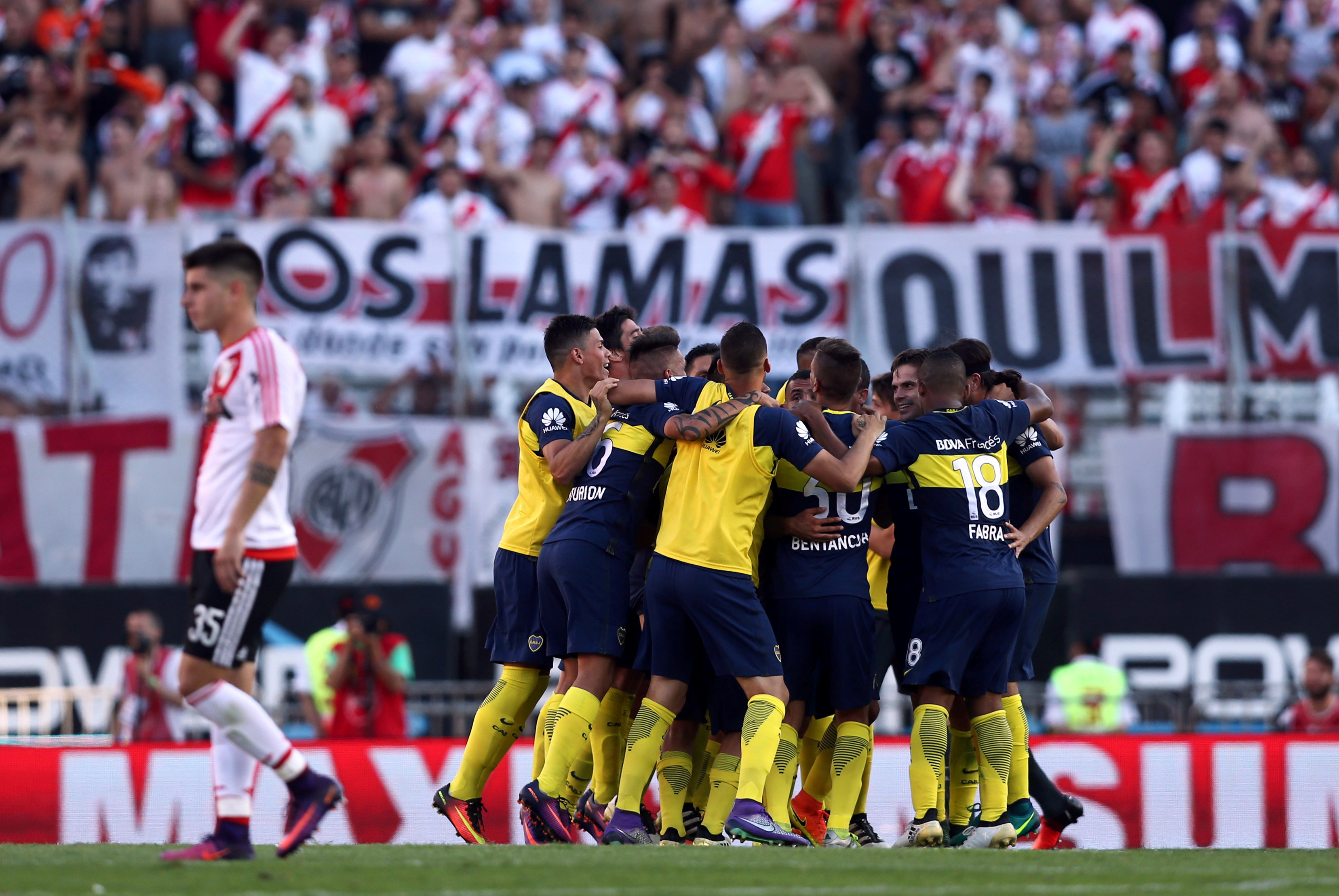 Boca gana a River en destacada tarde de Tevez, que marca dos goles