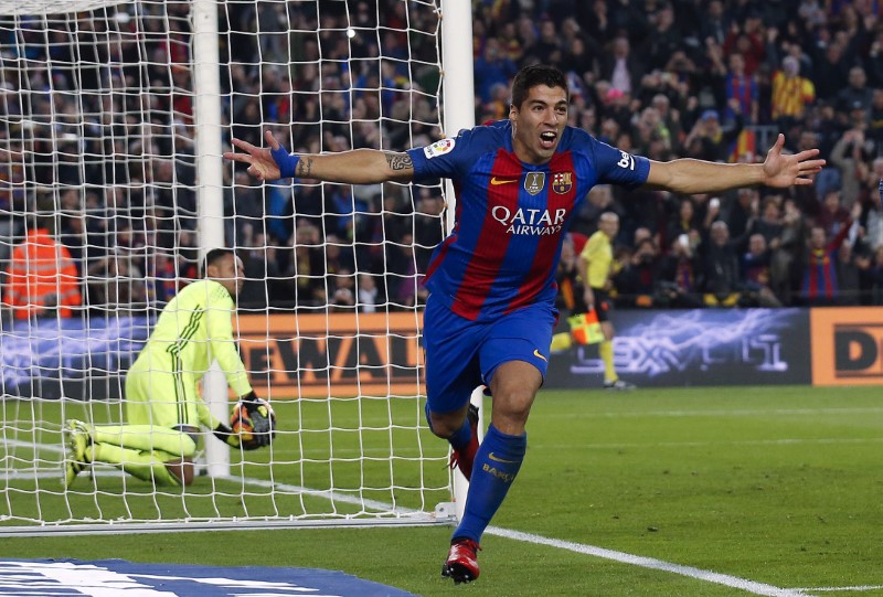 Suárez visita a niños con cáncer de un hospital de Montevideo que apadrina (Fotos)