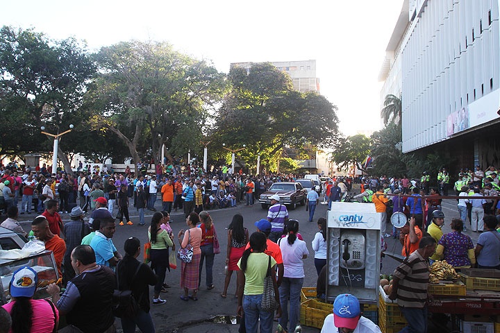 BCV del Zulia amanece abarrotado de gente este viernes #16Dic