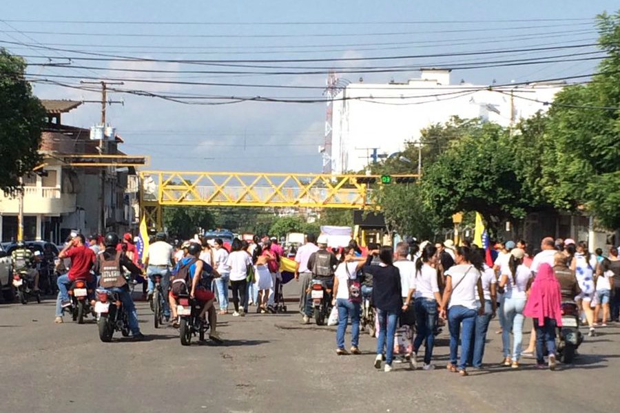 Multitud rompe cordón de la GNB en la frontera del Táchira este #17Dic