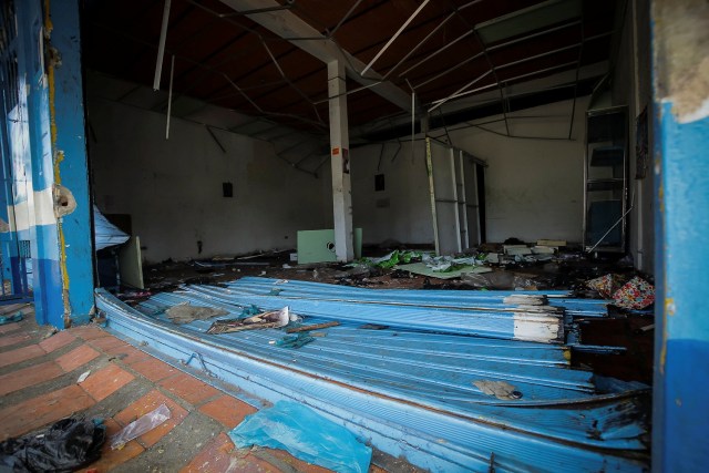 Damages are seen in a liquor store after it was looted in Ciudad Bolivar, Venezuela December 19, 2016. REUTERS/William Urdaneta EDITORIAL USE ONLY. NO RESALES. NO ARCHIVE.