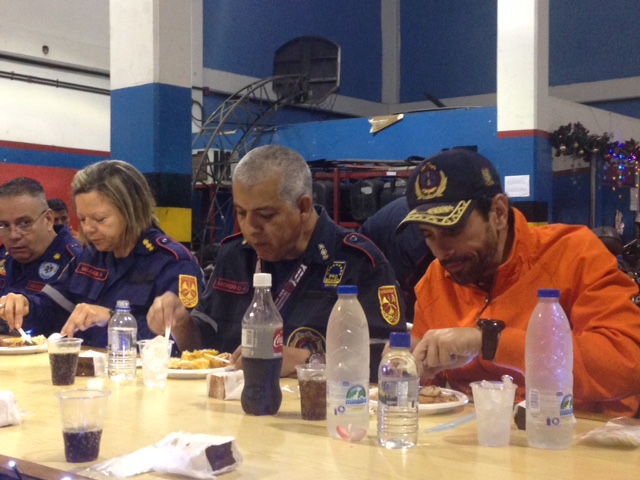 Capriles cenenaod con los bomberos de Miranda