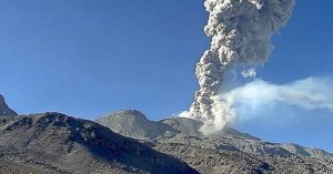 Un muerto y tres heridos tras el desprendimiento de rocas de un volcán en Argentina