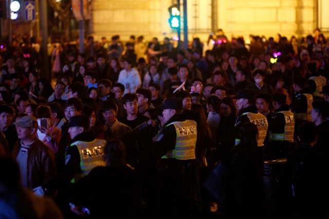 REFILE - CORRECTING TYPO Revellers take part in New Year's Eve celebrations on the Bund, in Shanghai, China December 31, 2016. REUTERS/Aly Song