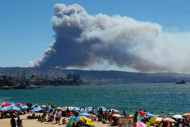 CH01. VALPARAISO (CHILE), 02/01/2017.- Vista general de un incendio forestal en el sector de Playa Ancha en la ciudad de Valparaíso (Chile) hoy, 2 de enero de 2016, que afectó a viviendas y vecinos del sector. Un incendio forestal que estalló hoy en la parte alta del puerto chileno de Valparaíso llevó a las autoridades a declarar alerta roja en la ciudad y a disponer la evacuación preventiva de unas 25 viviendas próximas al foco de fuego, informaron fuentes oficiales. EFE/SEBASTIAN CISTERNAS