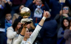 Cristiano Ronaldo ofreció su cuarto Balón de Oro al público del Bernabéu