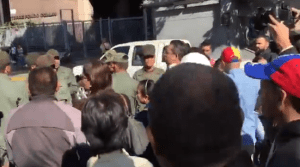 Manifestantes intentan ingresar a la Contraloría para respaldar a Henrique Capriles (Videos)
