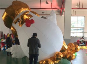 Fabrican en China gallos inflables semejantes a Trump