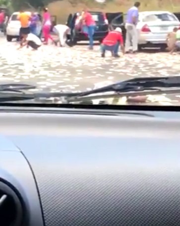 VERGONZOSO: Se detuvieron a robarse dinero de unas personas que sufrieron accidente mortal en Upata (Video)